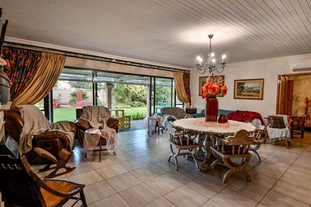 Iszis Guest House ブルームフォンテーン エクステリア 写真